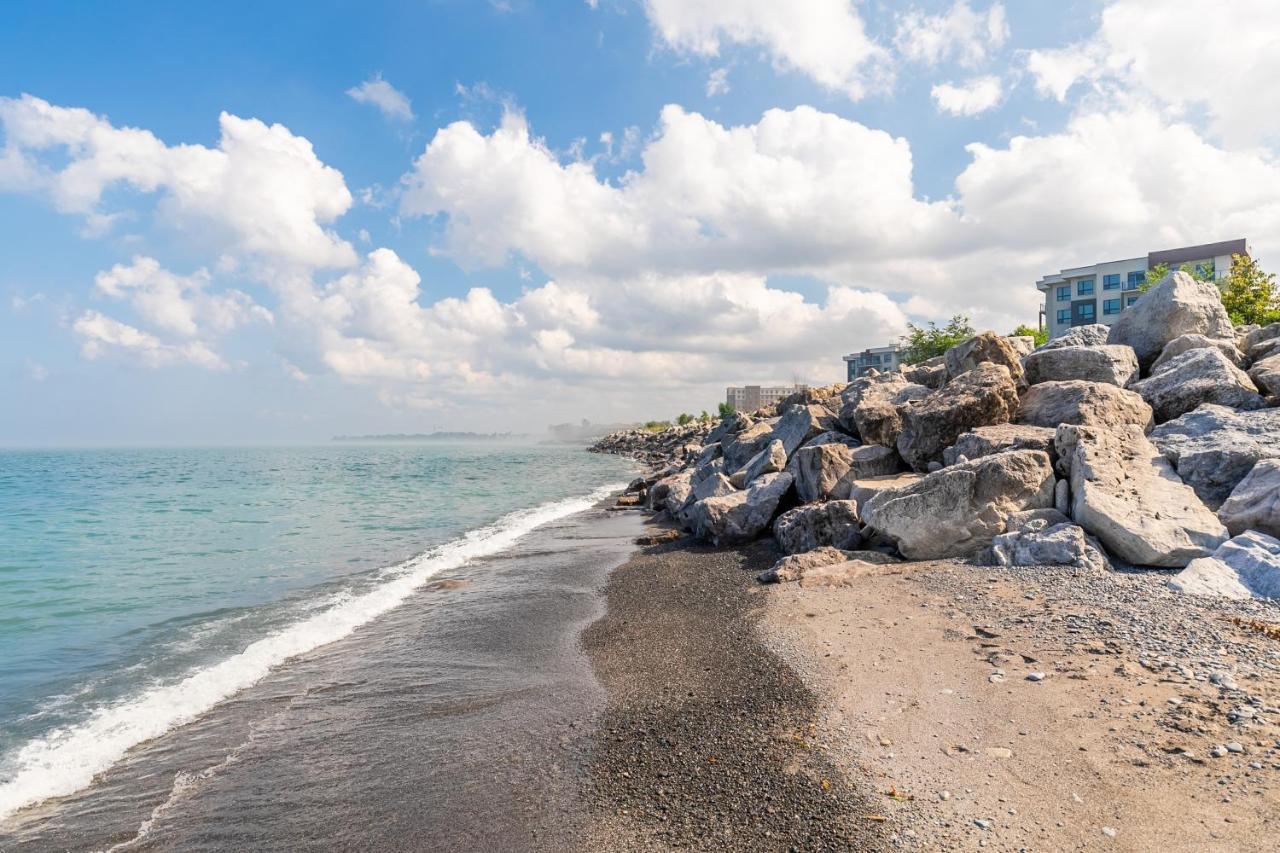 Globalstay Modern Townhomes In Lakeshore Steps To The Beach Hamilton Exterior photo