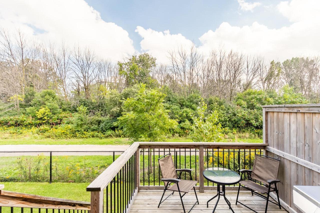 Globalstay Modern Townhomes In Lakeshore Steps To The Beach Hamilton Exterior photo