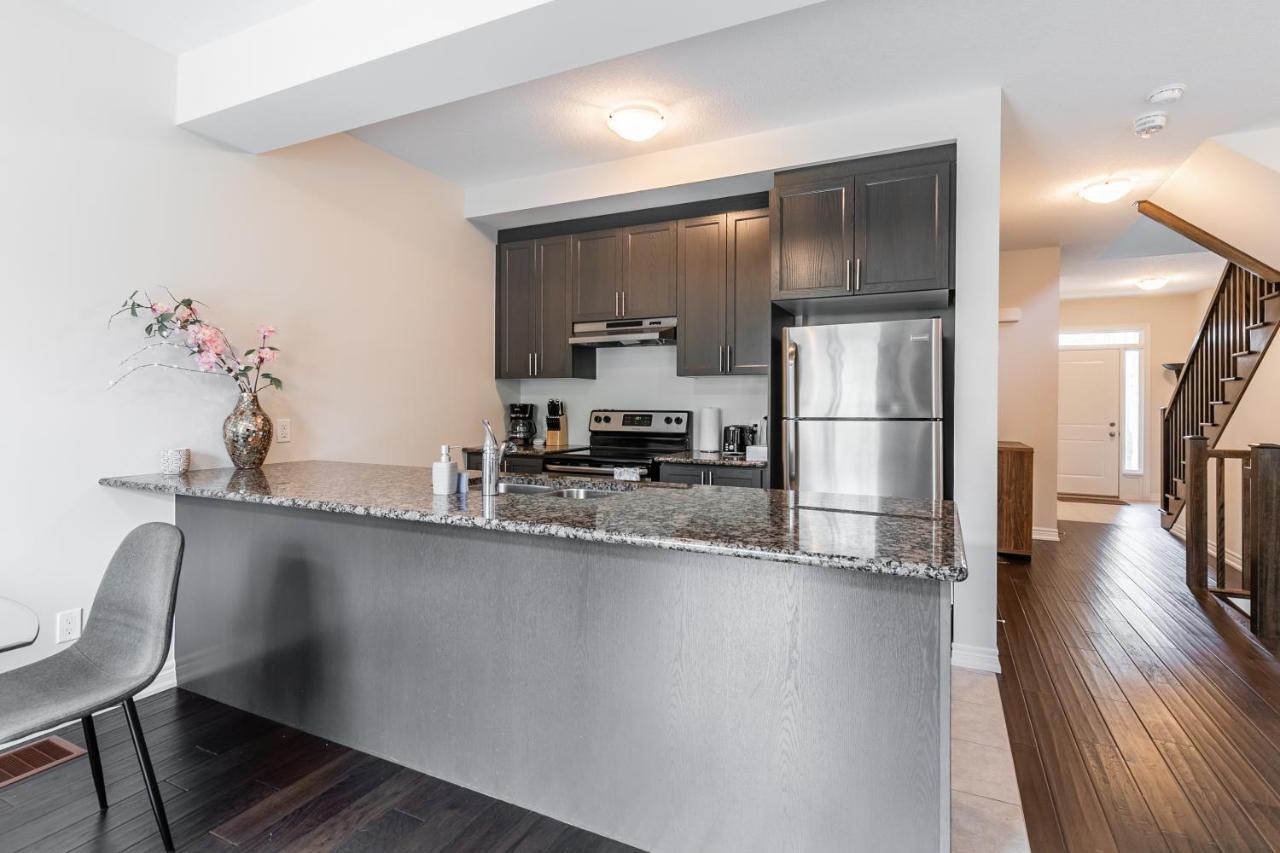 Globalstay Modern Townhomes In Lakeshore Steps To The Beach Hamilton Exterior photo