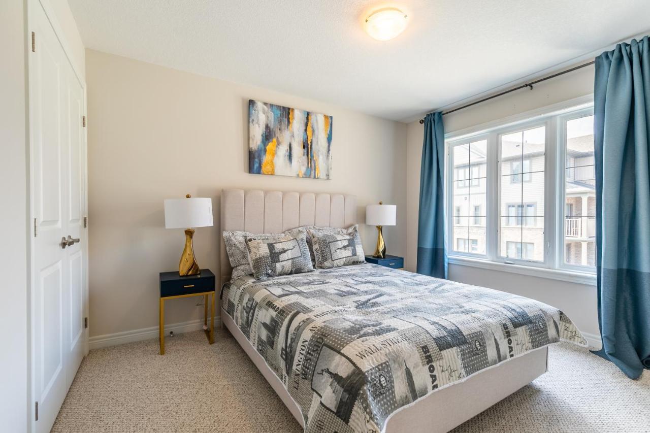 Globalstay Modern Townhomes In Lakeshore Steps To The Beach Hamilton Exterior photo
