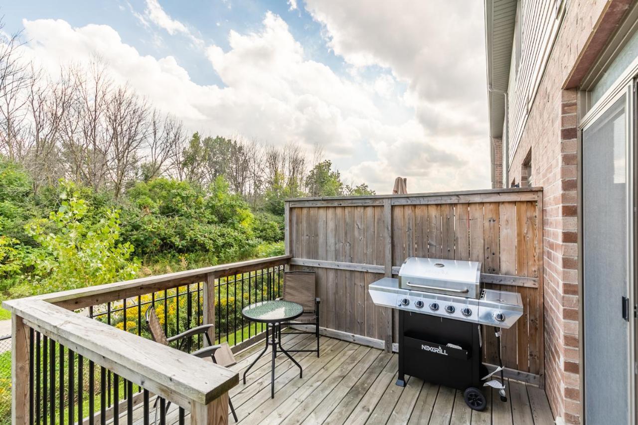 Globalstay Modern Townhomes In Lakeshore Steps To The Beach Hamilton Exterior photo