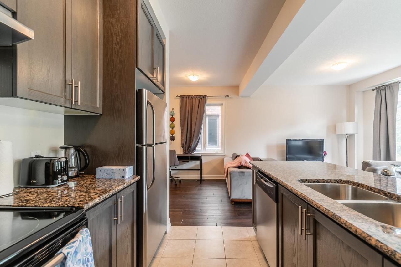 Globalstay Modern Townhomes In Lakeshore Steps To The Beach Hamilton Exterior photo