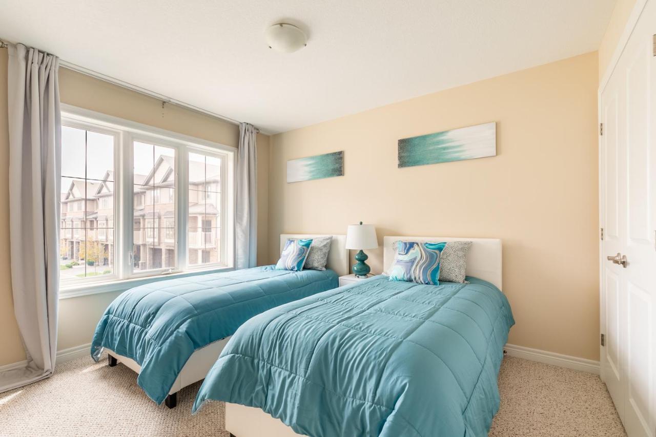 Globalstay Modern Townhomes In Lakeshore Steps To The Beach Hamilton Exterior photo