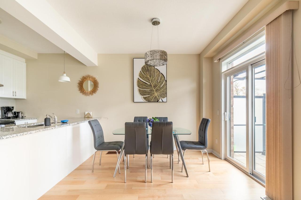 Globalstay Modern Townhomes In Lakeshore Steps To The Beach Hamilton Exterior photo