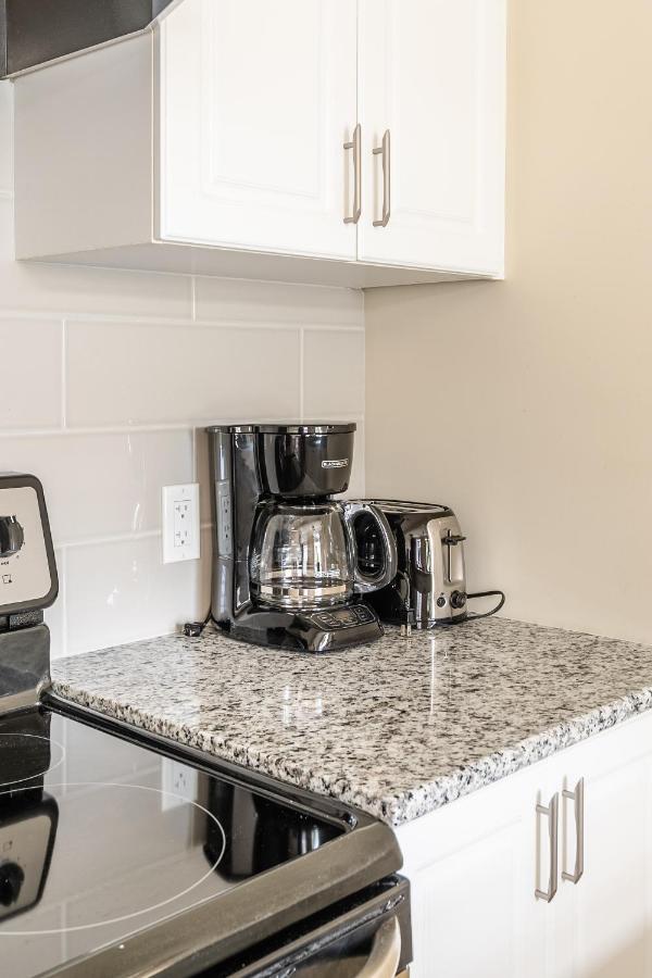 Globalstay Modern Townhomes In Lakeshore Steps To The Beach Hamilton Exterior photo