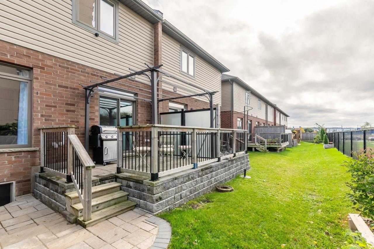 Globalstay Modern Townhomes In Lakeshore Steps To The Beach Hamilton Exterior photo