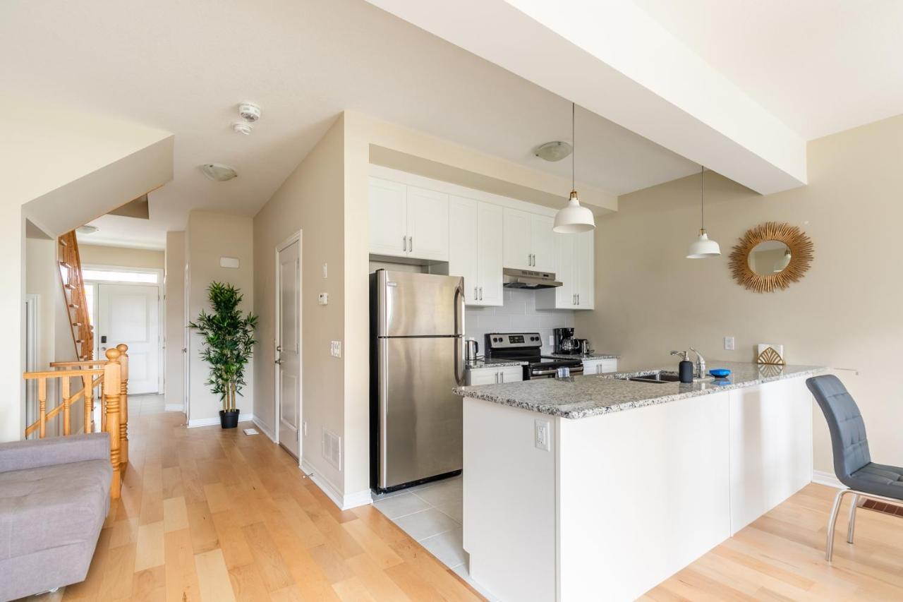 Globalstay Modern Townhomes In Lakeshore Steps To The Beach Hamilton Exterior photo